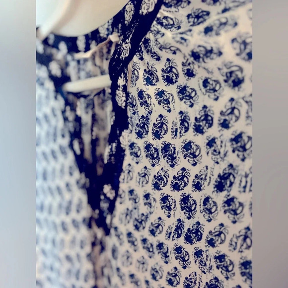 Navy blue and white Wayf blouse with tassle ties size xs like new condition - Picture 5 of 5